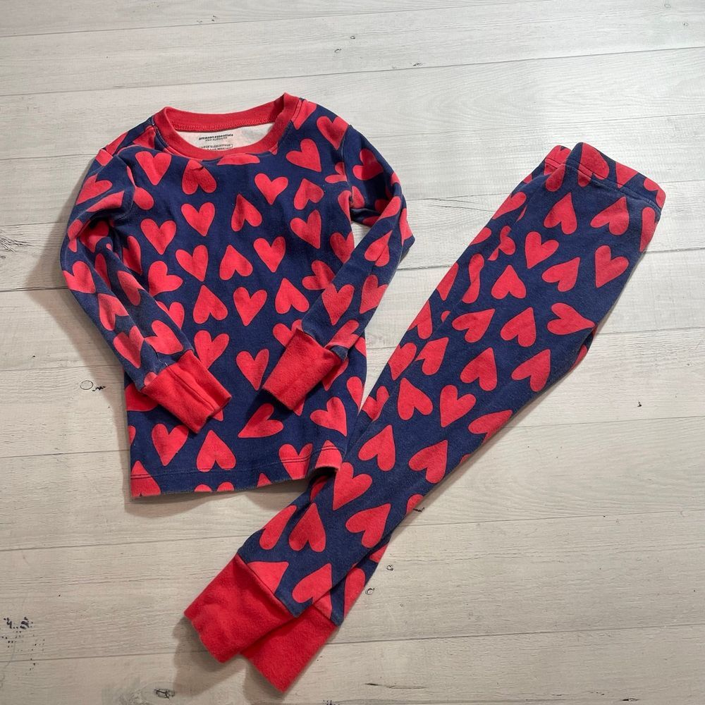 Amazon essentials red and blue heart pajamas‎ 4/5